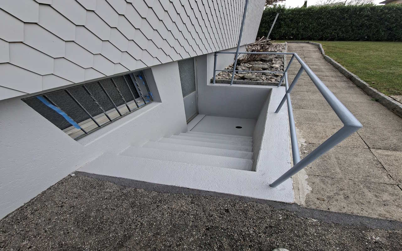 Ein frisch gestrichener Treppenabgang